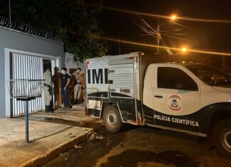 Mulher que morreu em casa durante incêndio pode ter tentado fugir por porta trancada, diz bombeiro
