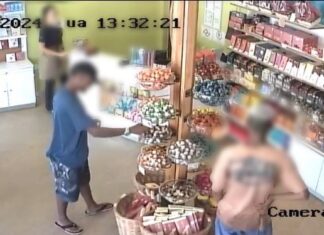 Homens fingem ser clientes e assaltam loja de chocolates; veja vídeo