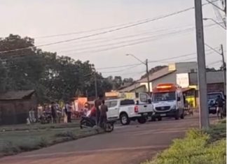 Motociclista morre após perder controle e bater em poste