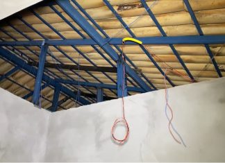 Homem tenta furtar fios de casa em construção e morre após levar choque elétrico, diz polícia