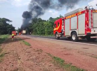 Acidente envolvendo três caminhões deixa um motorista morto na BR-153