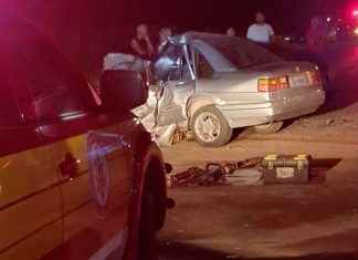 Motorista morre após ficar preso às ferragens em acidente entre carro e carreta na TO-040
