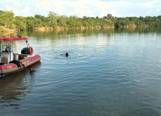 Pai de jovem que se afogou enquanto nadava com amigos estava no trabalho quando soube da morte do filho: ‘Peguei a moto e corri para cá’