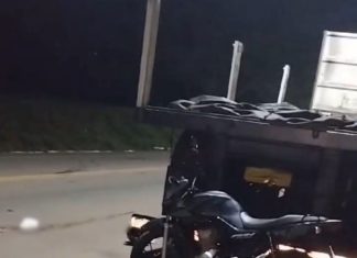 Jovem morre após bater moto em carreta estacionada