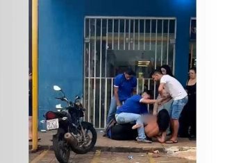 Vídeo mostra briga momentos antes de mulher invadir distribuidora com carro e deixar duas pessoas feridas