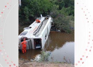 Mortos após ônibus cair de ponte dentro de rio são uma idosa de 70 anos e os dois motoristas do veículo