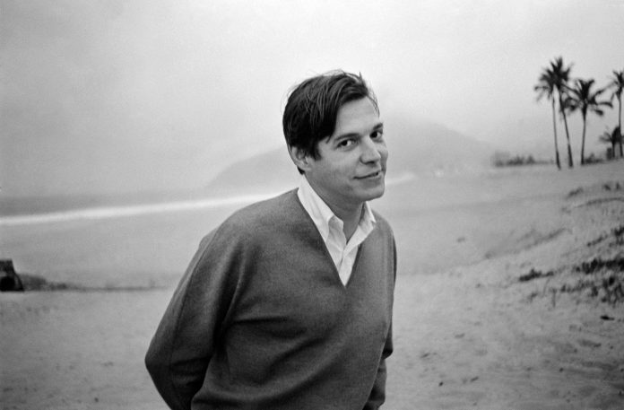 otto-stupakoff-tom-jobim-c.-1964-praia-de-ipanema-rio-de-janeiro-rj-credito-otto-stupakoff-acervo-instituto-moreira-salles