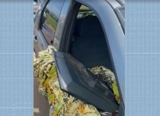 Homem é preso ao ser flagrado carregando TV que teria furtado de uma casa, diz polícia