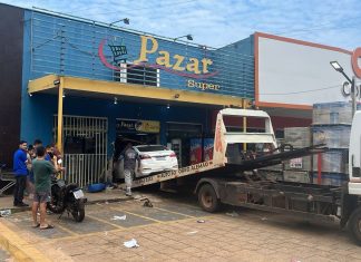 Funcionário consegue escapar poucos segundos antes de mulher invadir distribuidora com carro; veja vídeo