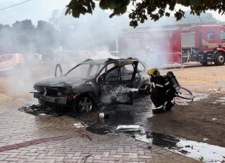 Carro fica destruído após pegar fogo em estacionamento; veja vídeo