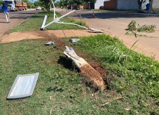 Suspeito furta carro de órgão federal e derruba postes durante acidente em Palmas