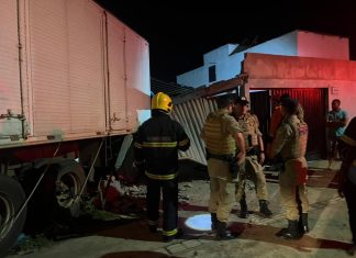 Motorista perde controle de caminhão, invade casa e fica preso às ferragens