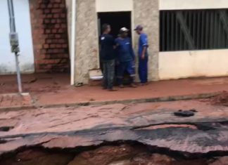 Cratera volta a abrir no meio de avenida após chuvas e moradores precisam deixar casa afetada