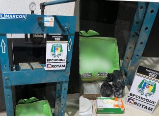 Homem é preso com 1 kg de cocaína em mochila de delivery