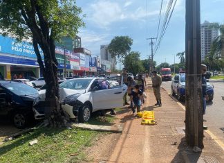 Mulher perde controle do carro ao passar mal e bate em árvore enquanto transportava mãe