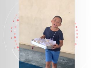 Vídeo de criança sorrindo ao encontrar os pais em evento na escola encanta web e chega a milhões de visualizações