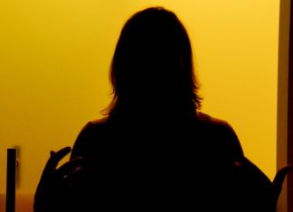 Mulher pula de carro em movimento após ser assediada por motorista de aplicativo enquanto ia para o trabalho: ‘Me joguei’