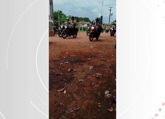 Familiares e mototaxistas fazem cortejo à vítima de acidente na ponte: ‘Pessoa que todos gostavam’, diz irmã
