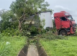 Motorista fica ferido em acidente que envolveu uma carreta e uma minivan na BR-153