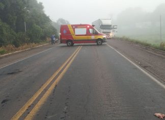Acidente entre carro e moto deixa duas pessoas mortas na BR-153