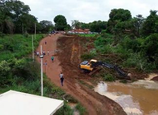 Acessos para balsas começam a ser construídos mais de 20 dias após queda de ponte; funcionamento segue sem prazo