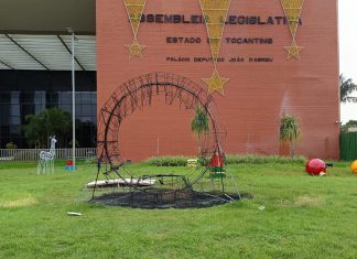 Enfeite da decoração de Natal pega fogo na Praça dos Girassóis; VÍDEO