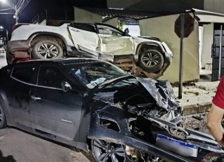 VÍDEO: carro fica em cima do outro após colisão e deixa duas pessoas feridas