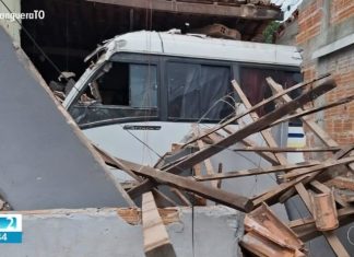 Van com trabalhadores da Agência de Obras do governo invade casa e motorista fica ferido