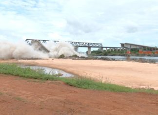 Implosão derruba estrutura que sobrou de ponte que desabou entre o Tocantins e o Maranhão; assista