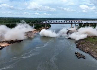 Imagens de drone mostram implosão do que restou da ponte que desabou e matou 14 pessoas entre TO e MA