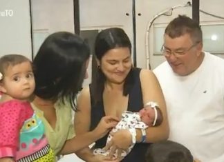 Pai tem primeira filha aos 64 anos após mulher descobrir gravidez na hora do parto durante viagem: ‘Muito emocionado’