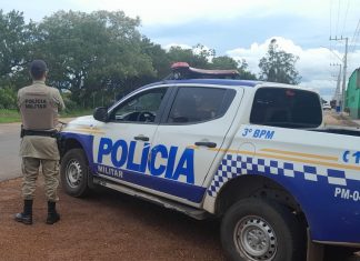 Vizinhos escutam barulho de tiros e encontram homem morto em cadeira na porta de casa