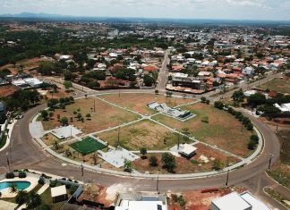 Pai, mãe e filha ficam feridos após acidente que deixou carro capotado às margens da BR-153
