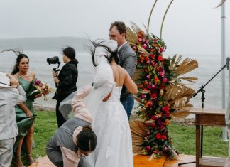 Noivos enfrentam tempestade durante casamento ao ar livre, mas não desistem de dizer ‘sim’: ‘Momento único e abençoado’