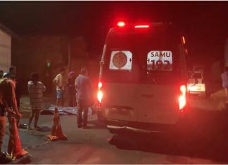 Briga de bar termina com homem morto a facadas no meio de rua