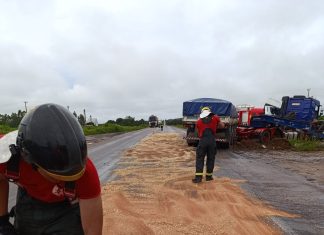 Motorista é resgatado pelos Bombeiros após cabine de carreta ser esmagada em acidente