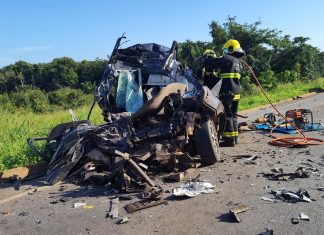 Homem morre após acidente entre carro e caminhão na BR-153