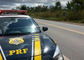 Jovem de 22 anos morre e adolescentes ficam feridos após carro sair da pista na BR-242