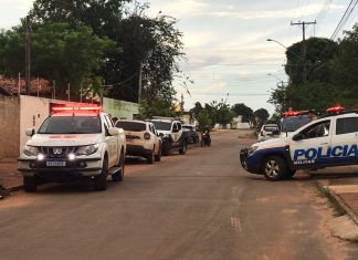 Acusados de matar e deixar faca cravada no peito do amigo são condenados e penas somadas chegam a 55 anos de prisão