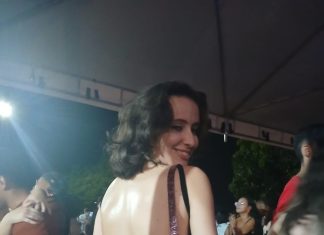 Bloquinho de carnaval entrega Oscar gigante para vencedora do concurso de sósias da Fernanda Torres