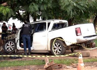 Motorista de caminhonete morre após bater na traseira de caminhão e ficar preso às ferragens