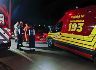 Mulher morre após tentar fazer curva em rotatória e cair de moto, diz PM