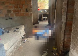 Corpo de mulher é encontrado com ferimento de faca dentro de casa abandonada