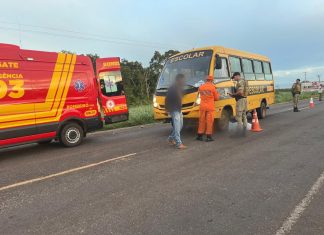 Ciclista morre após ser atropelado e arrastado por ônibus escolar em rodovia