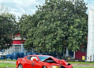 Camaro avaliado em mais de R$ 500 mil fica destruído após motorista perder controle no centro de Palmas