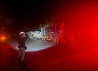 Parte de carreta tomba em cima de carro e deixa duas pessoas feridas na TO-030