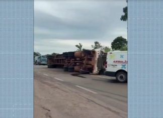Motorista de caminhão morre após batida com ônibus na BR-153