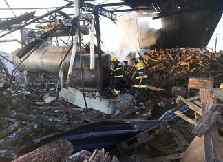 Explosão em caldeira de laticínio deixa mulher ferida, derruba parte de telhado e danifica caminhonete