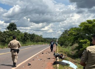 Motociclista morre após bater em carro na BR-153