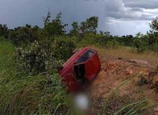 Mulher morre após carro capotar e cair em barranco na TO-164